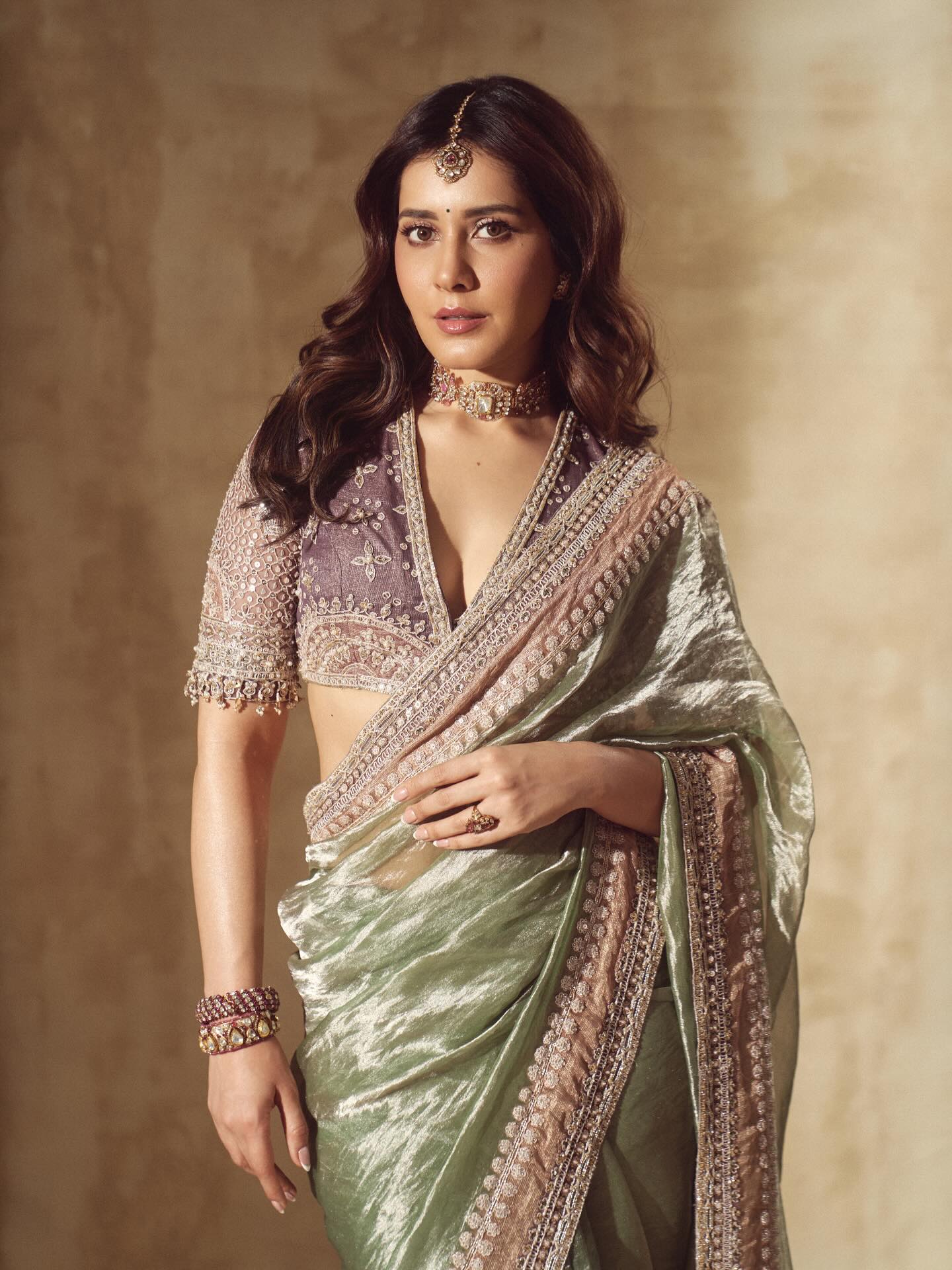 শাড়ির সাজে রাশি খান্নার মুগ্ধতা ছড়ানো লুক