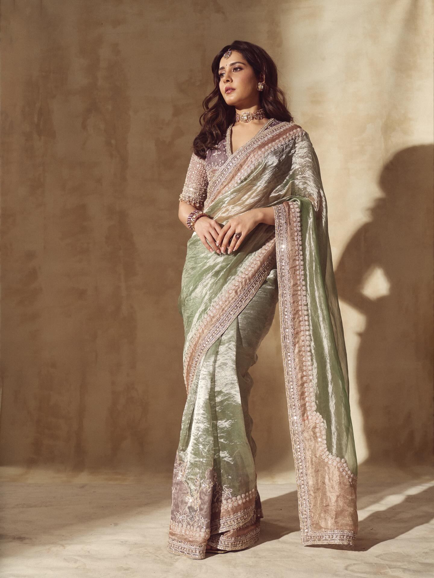 শাড়ির সাজে রাশি খান্নার মুগ্ধতা ছড়ানো লুক