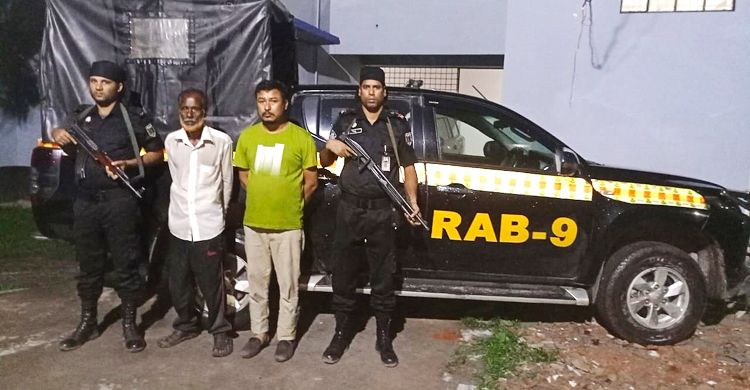 মাইক্রোবাস তল্লাশিতে মিললো রিভলবার-গুলি, গ্রেফতার ২