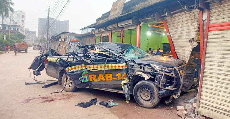 নিয়ন্ত্রণ হারিয়ে র‍্যাবের পিকআপ ফলের দোকানে, আহত ৬