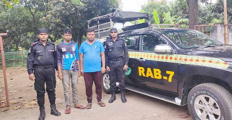 চট্টগ্রামে চোরাই ডিজেল-মবিলসহ দুই কারবারি গ্রেফতার