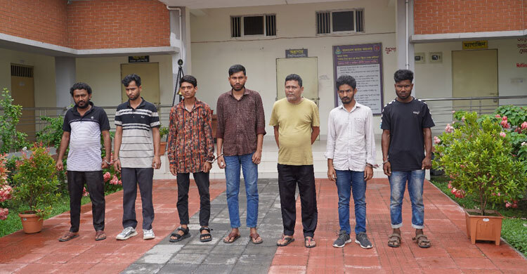 গাড়িতে ‘পুলিশ-প্রেস’ মনোগ্রাম লাগিয়ে অপহরণ করতেন তারা