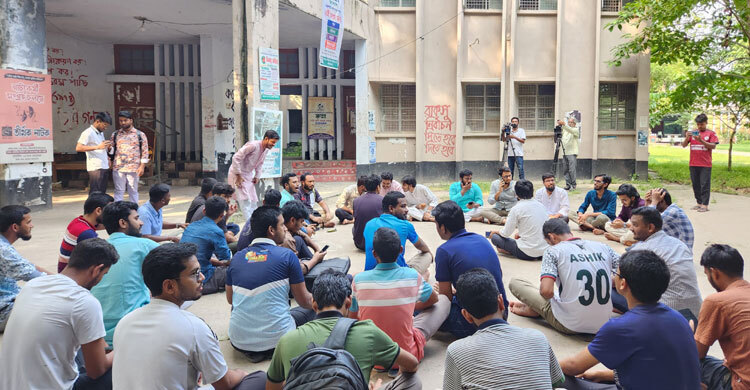 তফসিল ঘোষণার দাবিতে রাকসুর সামনে অবস্থান করে শিবিরের বিক্ষোভ