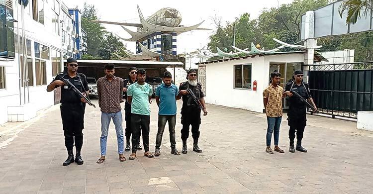 টেকনাফে অস্ত্রসহ ৪ মাদক কারবারি গ্রেফতার