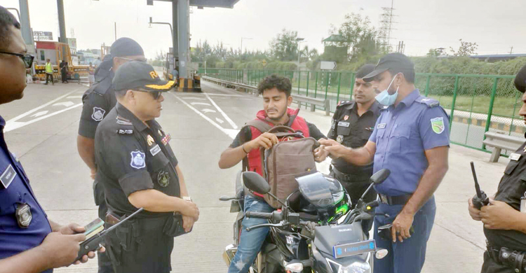 সমাবেশ কেন্দ্র করে ঢাকার প্রবেশমুখে বিশেষ চেকপোস্ট বসালো র&zwnj;্যাব