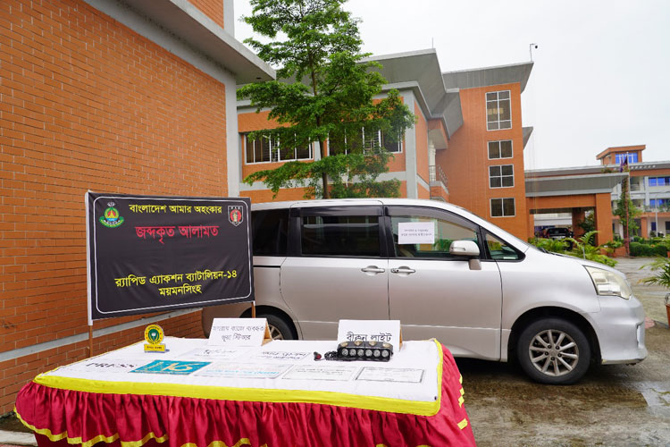 গাড়িতে ‘পুলিশ-প্রেস’ মনোগ্রাম লাগিয়ে অপহরণ করতেন তারা