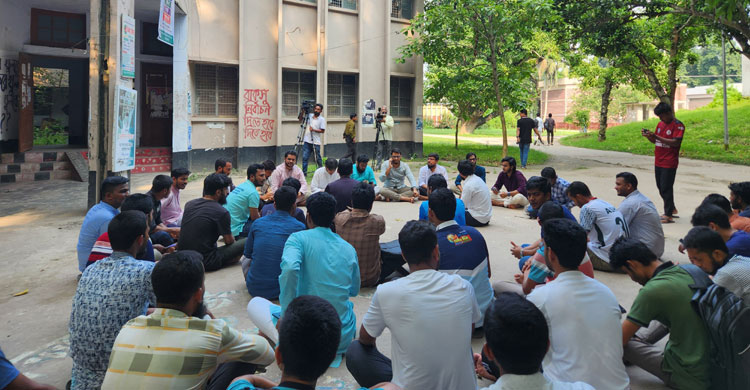 তফসিল ঘোষণার দাবিতে রাকসুর সামনে অবস্থান করে শিবিরের বিক্ষোভ