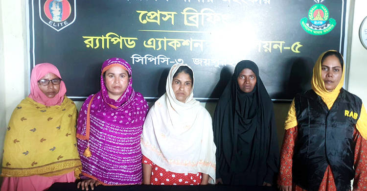 ট্রেনে যাত্রী বেশে ফেনসিডিল পাচারের সময় ৪ নারী আটক