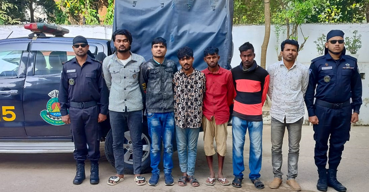 সমুদ্রপথে পাচারকালে ২৯০০ লিটার অকটেন জব্দ, আটক ৬