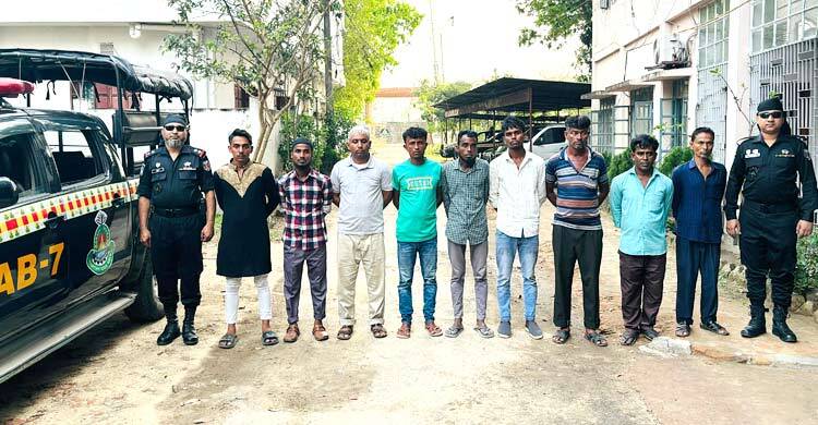 ফেনীতে র‌্যাবের জালে হাতেনাতে ধরা ৯ চাঁদাবাজ