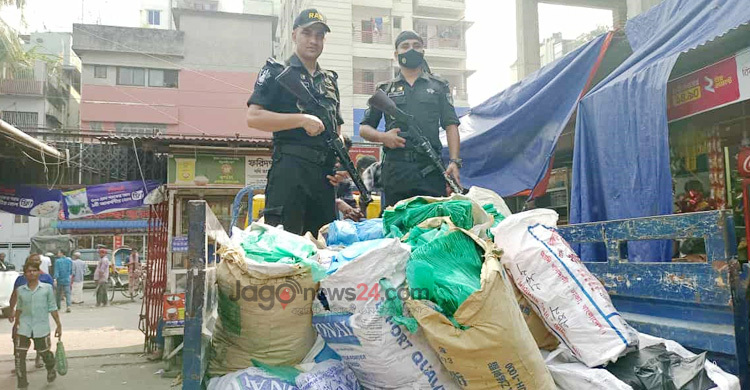 রাজধানীতে ১৫৫৫ কেজি নিষিদ্ধ পলিথিন জব্দ, ৬ প্রতিষ্ঠানকে জরিমানা