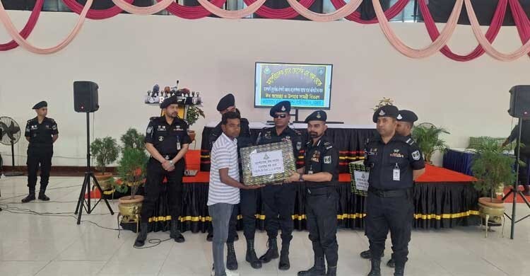 আত্মসমর্পণ করা ১২৭ জলদস্যুকে ঈদ উপহার