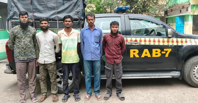 চট্টগ্রামে ১ লাখ ৮২ হাজার ইয়াবাসহ আটক ৫