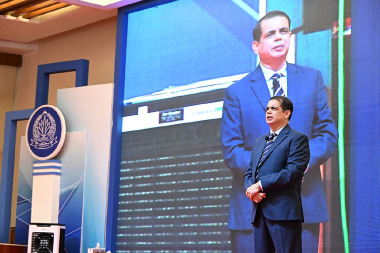 রাজধানীর রাজারবাগ পুলিশ লাইন অডিটোরিয়ামে বুধবার আয়োজিত অনুষ্ঠানে র‌্যাবের ডিজি এ কে এম শহিদুর রহমান। ছবি: বাংলাদেশ পুলিশের ফেসবুক পেজ