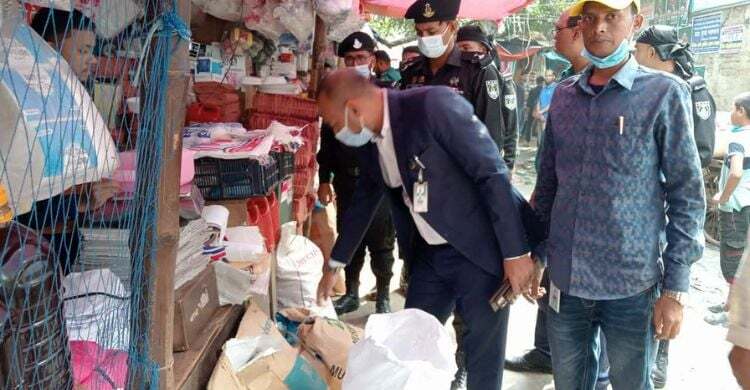 পরিবেশ অধিদপ্তর ও র‍্যাবের যৌথ অভিযানে ৮৮০ কেজি পলিথিন জব্দ