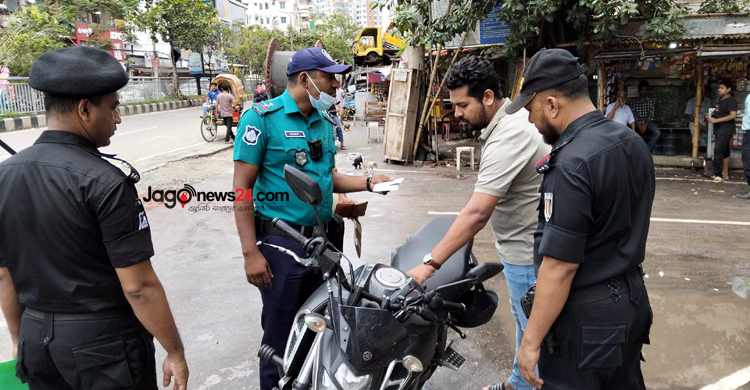 সড়কে যান চলাচলে অনিয়ম রুখতে যৌথ অভিযানে র‍্যাব ও পুলিশ