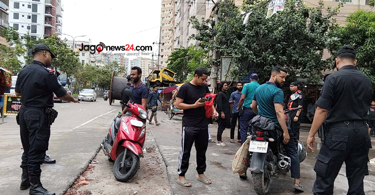 সড়কে যান চলাচলে অনিয়ম রুখতে যৌথ অভিযানে র‍্যাব ও পুলিশ