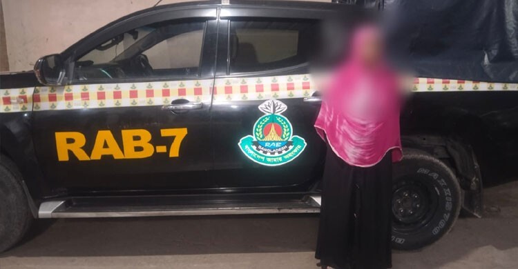 চট্টগ্রামে ৫১ কেজি গাঁজা ও ২৩ বোতল ফেনসিডিলসহ নারী আটক