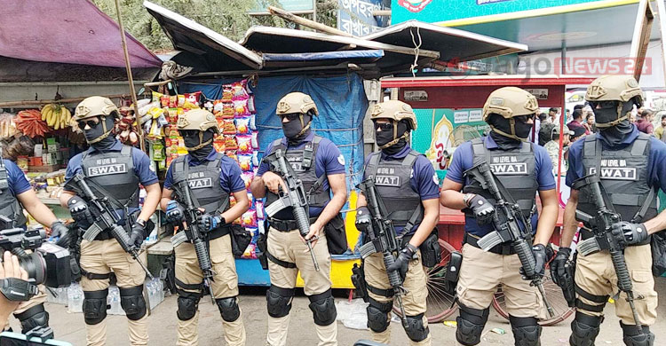 ঈদ ঘিরে ঢাকায় নিরাপত্তায় নিয়োজিত পুলিশের সোয়াট টিম, ছবি: জাগো নিউজ