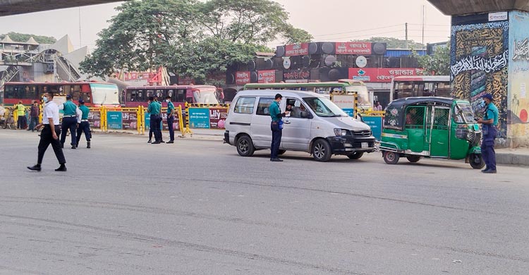 বিমানবন্দরে বাড়তি নিরাপত্তা, যানজট নিরসনে কাজ করছে পুলিশ-সেনা