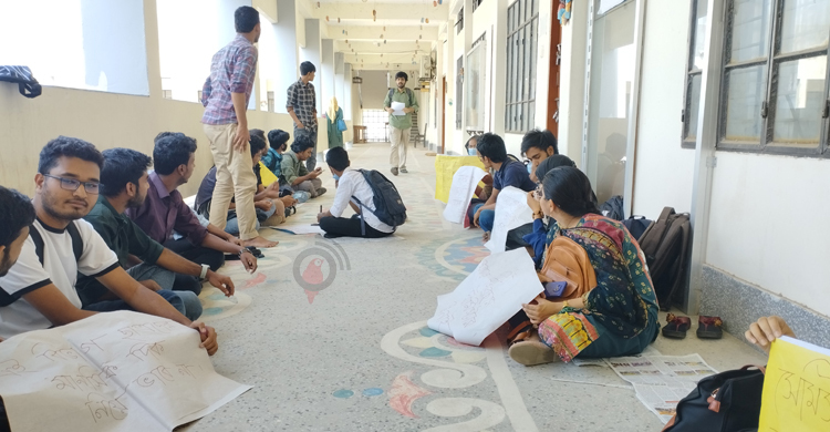 সভাপতির কক্ষে তালা মেরে আমরণ অনশনে শিক্ষার্থীরা