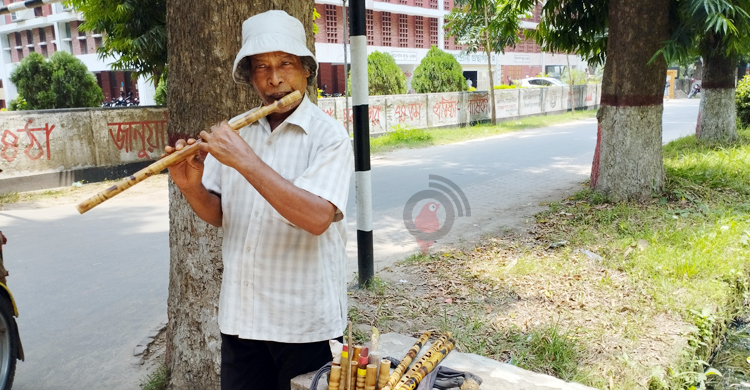 ক্যাম্পাসে বাঁশি বিক্রি করে সংসার চলে গণেশের
