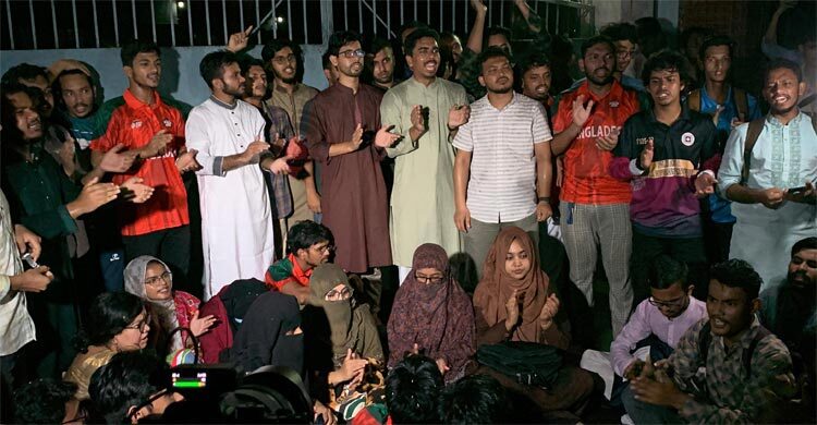 পোষ্য কোটা পুনর্বহালের প্রতিবাদে রাবিতে উপাচার্যের বাসভবন ঘেরাও