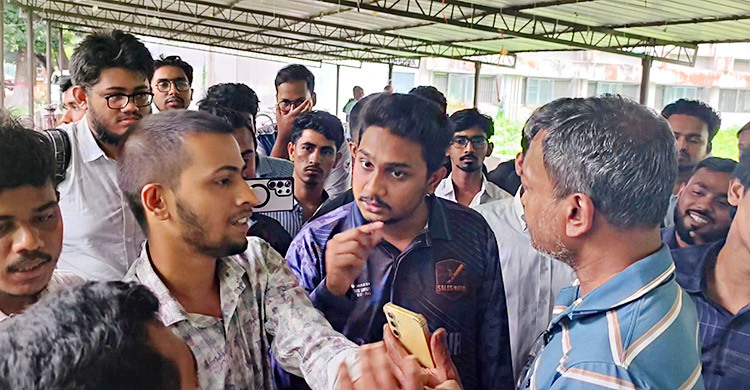 র‌্যাগিং নিয়ে তুলকালাম, ‌৩ সাংবাদিকসহ রাকসুর দুই নেতার ওপর হামলা