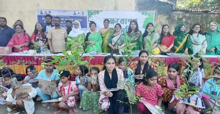 রাবির হরিজন পল্লীতে গর্ভবতী মায়েদের পাশে মহিলা ও রোটারি ক্লাব