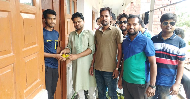 রাজশাহী বিশ্ববিদ্যালয়ের (রাবি) ১৭টি আবাসিক হলের শিক্ষার্থীদের মাঝে আম বিতরণ ও ঈদ শুভেচ্ছা