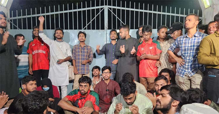 পোষ্য কোটা পুনর্বহালের প্রতিবাদে রাবিতে উপাচার্যের বাসভবন ঘেরাও