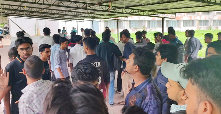 র‌্যাগিং নিয়ে তুলকালাম, ‌৩ সাংবাদিকসহ রাকসুর দুই নেতার ওপর হামলা