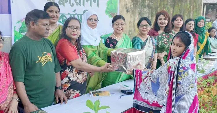 রাবির হরিজন পল্লীতে গর্ভবতী মায়েদের পাশে মহিলা ও রোটারি ক্লাব