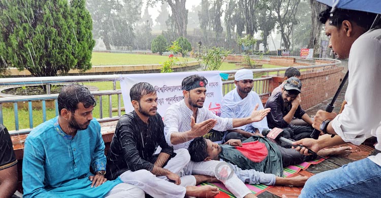 তুমুল বৃষ্টিতেও অনশনে শিক্ষার্থীরা, অসুস্থ হয়ে হাসপাতালে ভর্তি ২