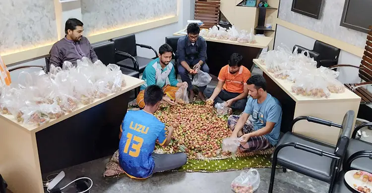 গাছের লিচু পেড়ে রুমে রুমে পৌঁছে দিলেন হল সংসদের নেতারা