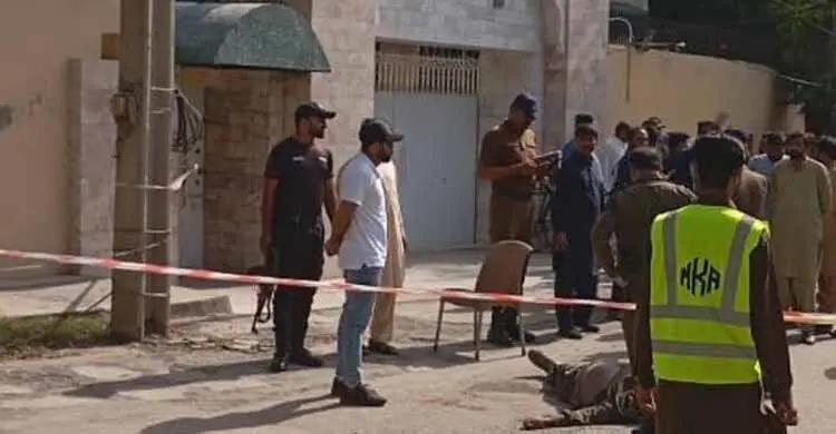 Gunmen attack Ahmadiyya mosque in Pakistan, one attacker killed