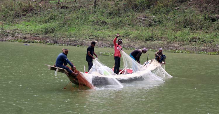 কাপ্তাই হ্রদে ৩ মাস মাছ শিকার নিষিদ্ধ