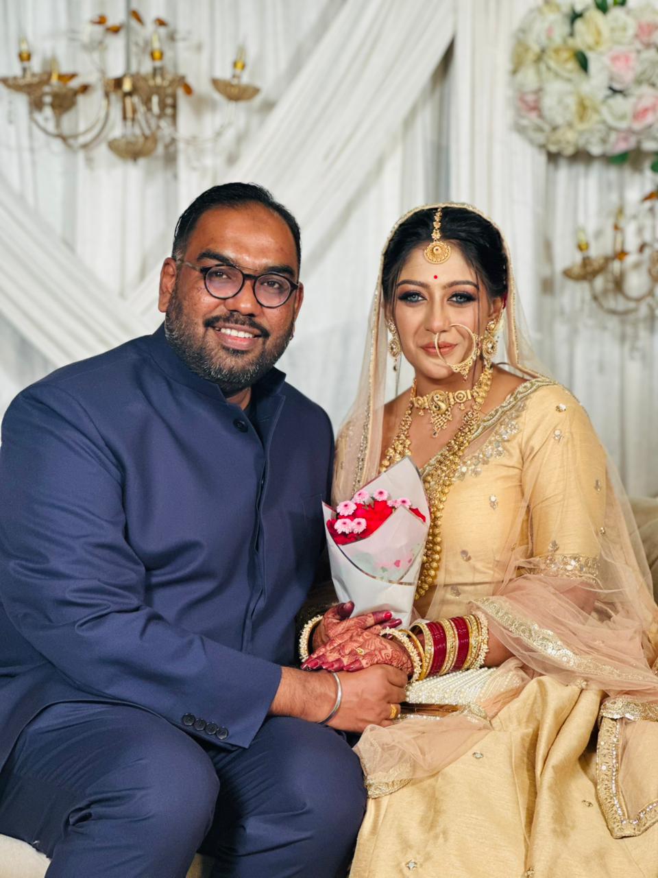 মাত্র দেড় মাসের প্রেম, কাকে বিয়ে করলেন মম