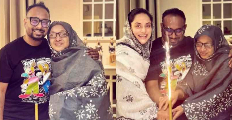 একপাশে মা অন্য পাশে নায়িকা, কেক কাটলেন রাফি