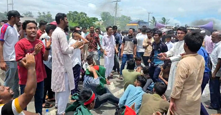 পটিয়ায় ৪ ঘণ্টা ধরে মহাসড়ক অবরোধ বৈষম্যবিরোধীদের, যানজট-ভোগান্তি
