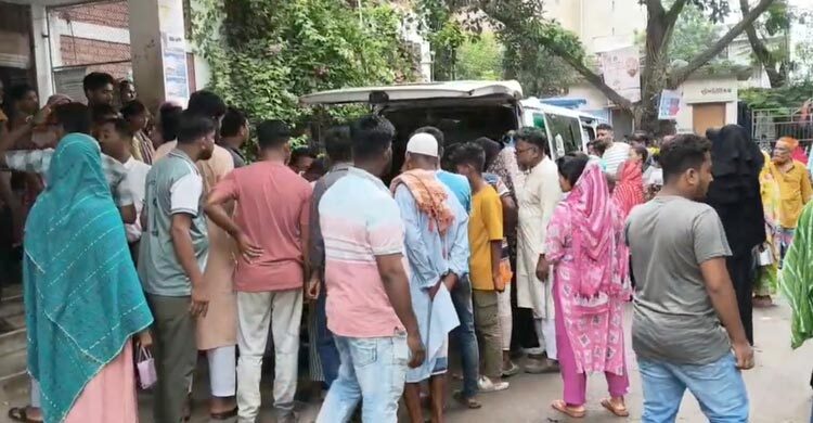 ব্রাহ্মণবাড়িয়ায় সড়ক দুর্ঘটনায় মা-ছেলেসহ নিহত ৪