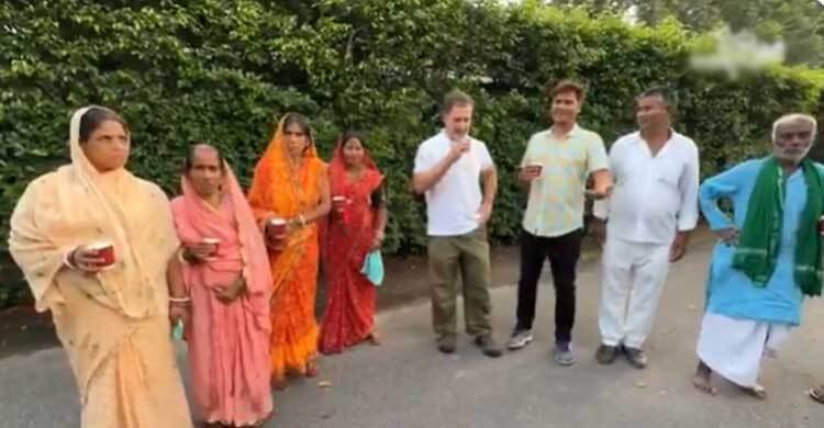 বিহারে ‘মৃত ভোটারদের’ সঙ্গে চায়ের আড্ডায় রাহুল গান্ধী