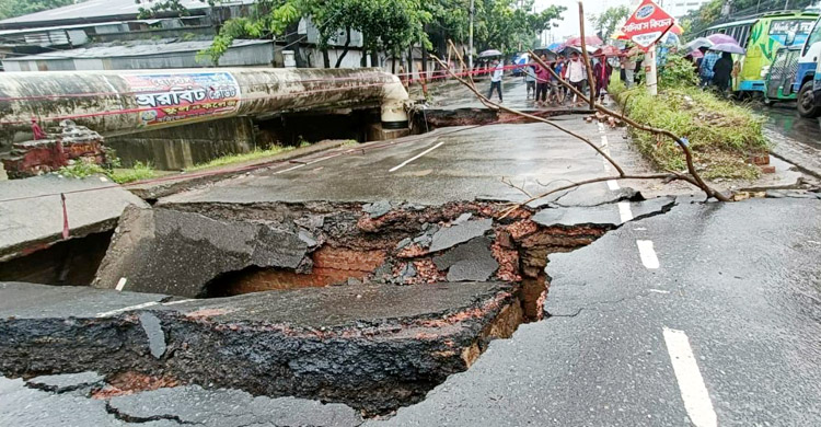 চট্টগ্রামে বৃষ্টিতে ভেঙে পড়লো সেতু, যান চলাচল বন্ধ