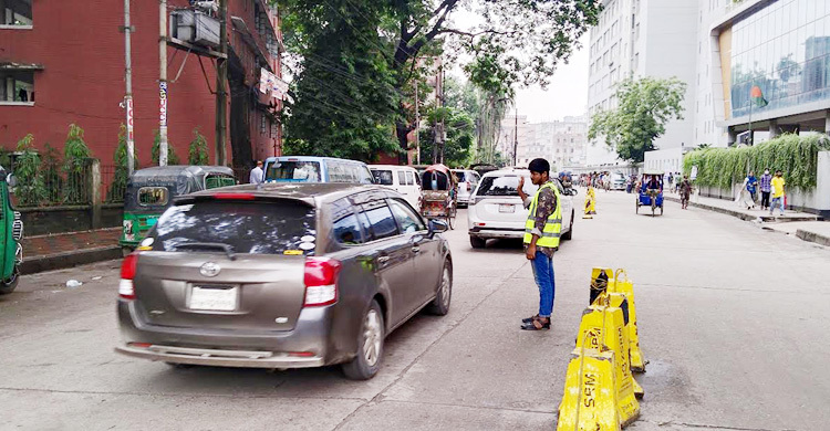 সকাল থেকে ট্রাফিক সামলে রাতে রক্তের ডোনার খুঁজছেন রায়হান