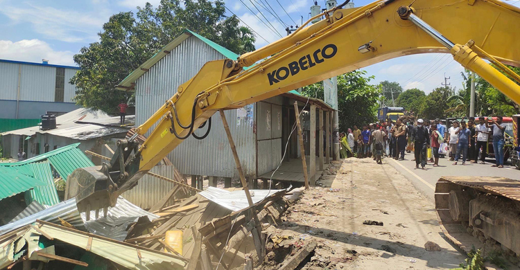 সোনারগাঁয়ে অর্ধশতাধিক অবৈধ স্থাপনা উচ্ছেদ করলো রেলওয়ে
