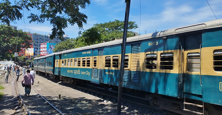 অবশেষে খুললো ঢাকা-নারায়ণগঞ্জ রেলপথ, ট্রেন পেয়ে যাত্রীদের স্বস্তি