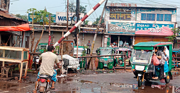 ভেঙে গেছে রেলক্রসিংয়ের ব্যারিয়ার, ঝুঁকি নিয়ে পারাপার