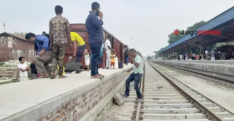 ছোটদের নামতে হয় লাফ দিয়ে, বয়স্কদের কোলে করে