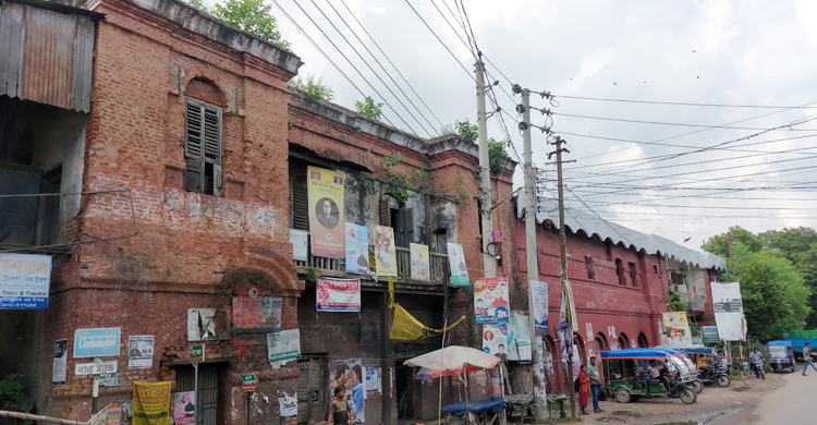 সমস্যায় ধুঁকছে দেশের একমাত্র দ্বিতল রেলস্টেশন