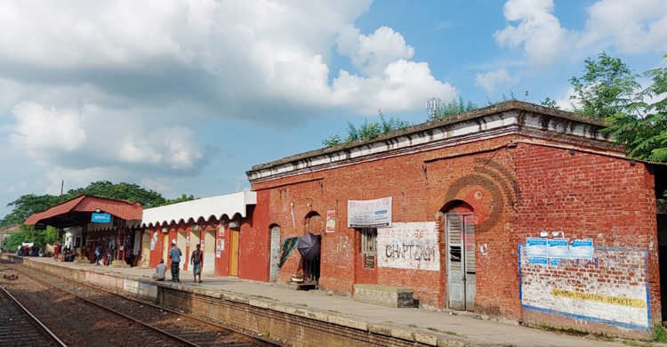 সমস্যায় ধুঁকছে দেশের একমাত্র দ্বিতল রেলস্টেশন